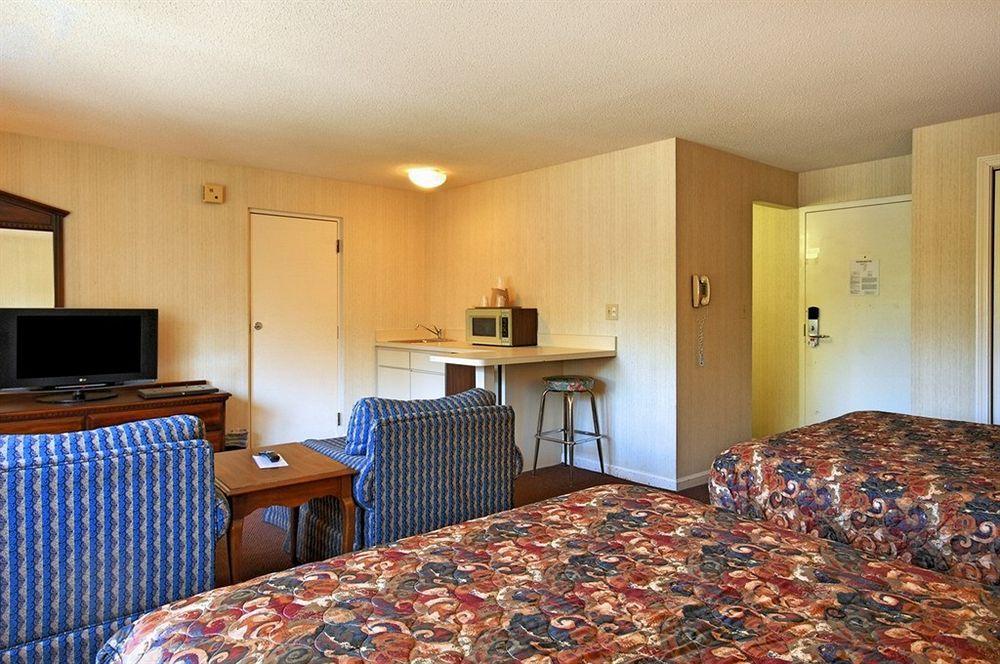 Econo Lodge Inn & Suites Ґротон Екстер'єр фото