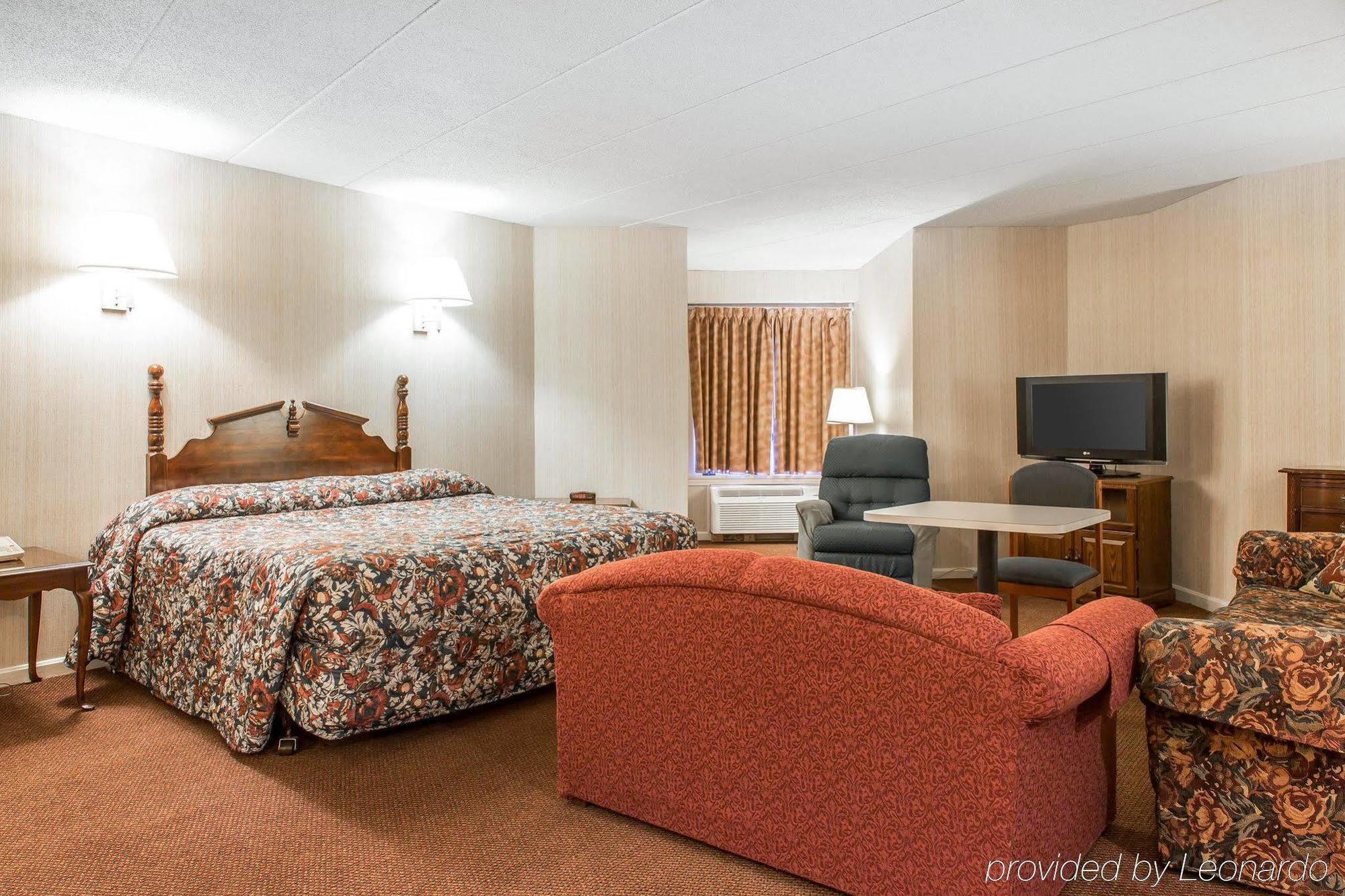 Econo Lodge Inn & Suites Ґротон Екстер'єр фото