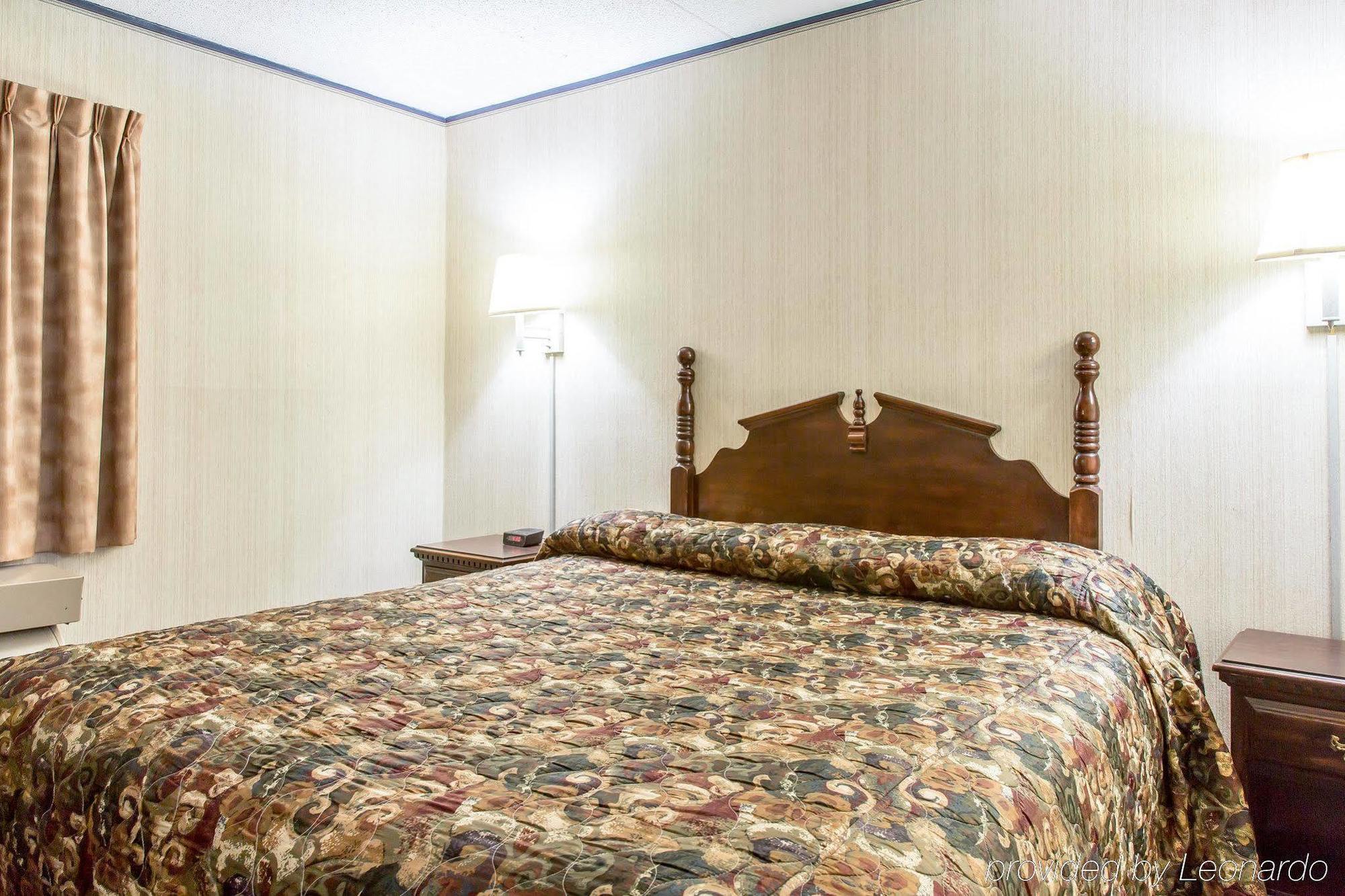 Econo Lodge Inn & Suites Ґротон Екстер'єр фото