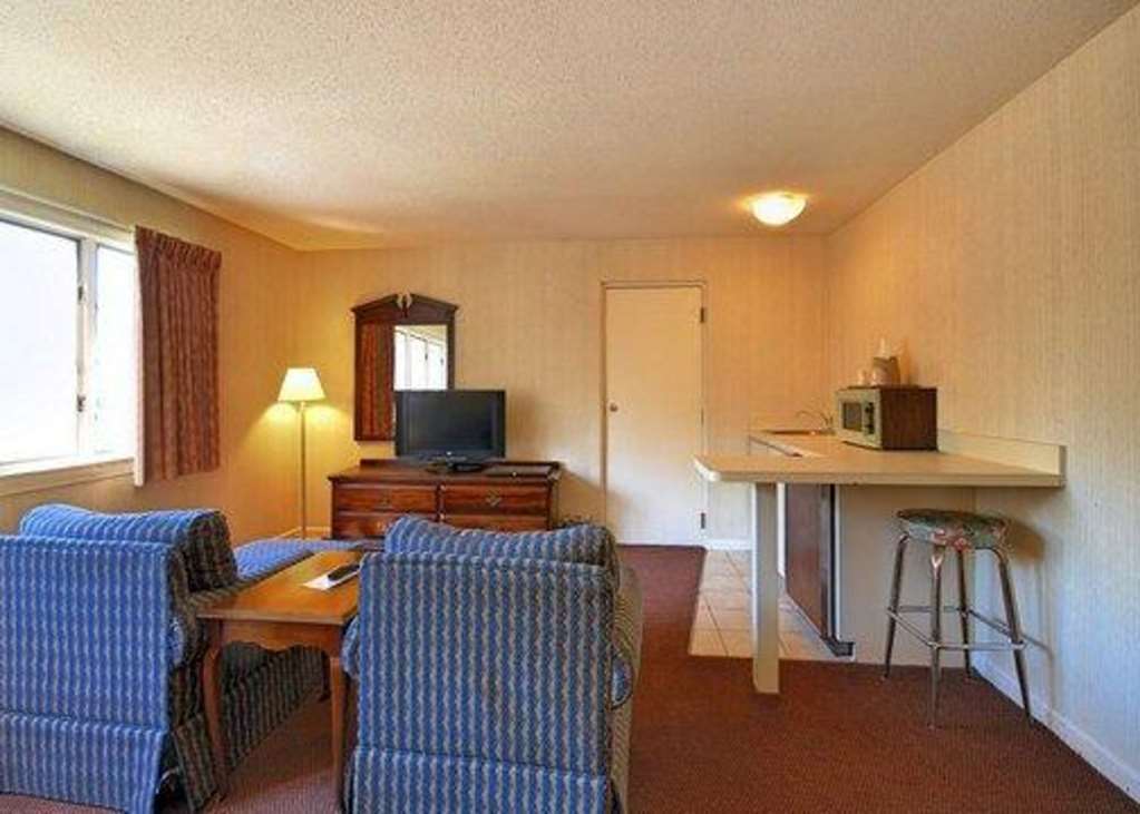 Econo Lodge Inn & Suites Ґротон Номер фото